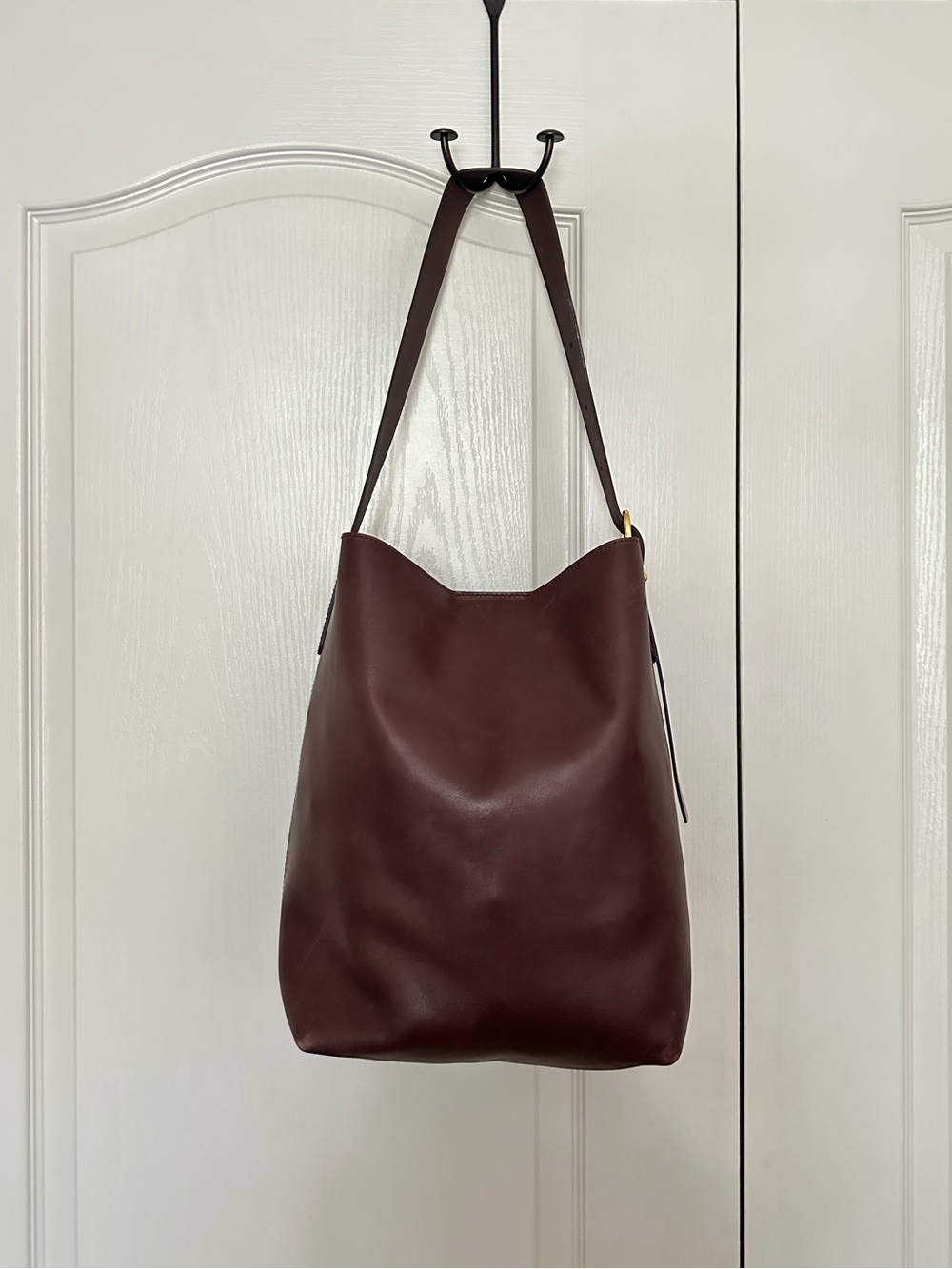 Madewell The Essential Bucket Tote in Chocolate Raisin Leather